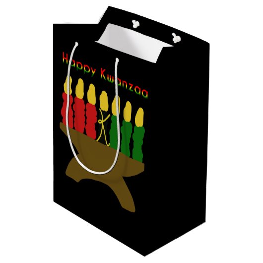 Happy Kwanzaa Kinara Mittlere Geschenktüte (Rückseite Schrägansicht)