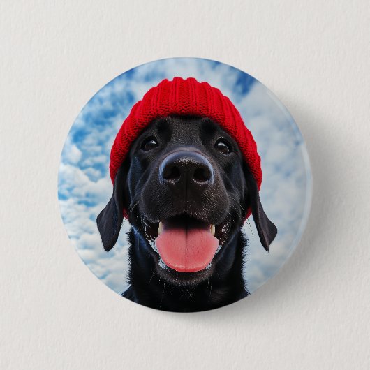 Happy Labrador in einer Roten Beanie Unter blauem  Button (Vorderseite)