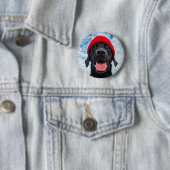 Happy Labrador in einer Roten Beanie Unter blauem  Button (Beispiel)