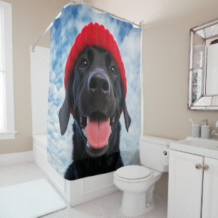 Happy Labrador in einer Roten Beanie Unter blauem Duschvorhang