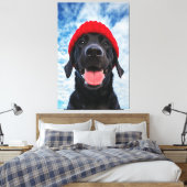 Happy Labrador in einer Roten Beanie Unter blauem Leinwanddruck (Insitu (Schlafzimmer))