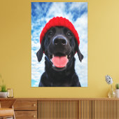 Happy Labrador in einer Roten Beanie Unter blauem Leinwanddruck (Insitu (Wohnzimmer))