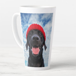 Happy Labrador in einer Roten Beanie Unter blauem Milchtasse