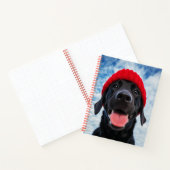 Happy Labrador in einer Roten Beanie Unter blauem  Notizblock (Innenseite)
