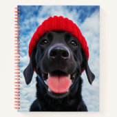 Happy Labrador in einer Roten Beanie Unter blauem  Notizblock (Vorderseite)