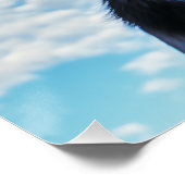 Happy Labrador in einer Roten Beanie Unter blauem  Poster (Ecke)