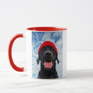 Happy Labrador in einer Roten Beanie Unter blauem  Tasse