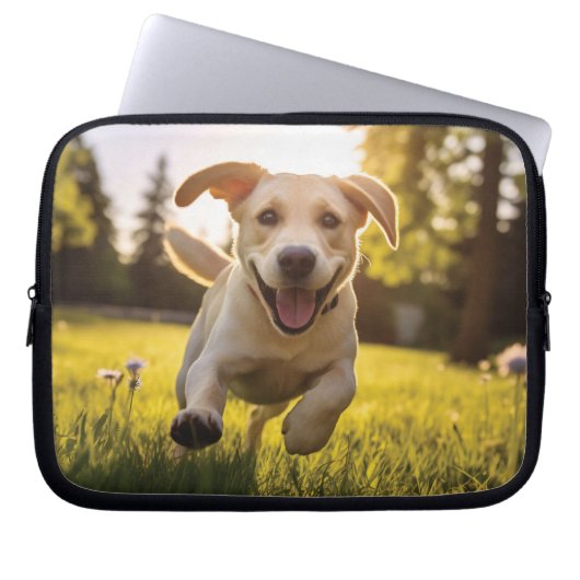 Happy Labrador Puppy Running Laptopschutzhülle (Vorderseite)