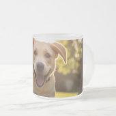Happy Labrador Puppy Running Mattglastasse (VorderseiteRechts)
