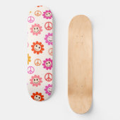 Happy Lächelnde Blume mit Friedenszeichen Skateboard (Vorderseite)