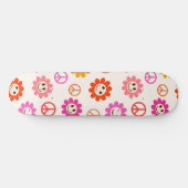 Happy Lächelnde Blume mit Friedenszeichen Skateboard (Horizontal)