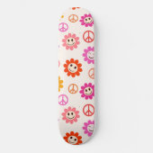 Happy Lächelnde Blume mit Friedenszeichen Skateboard (Vorderseite)