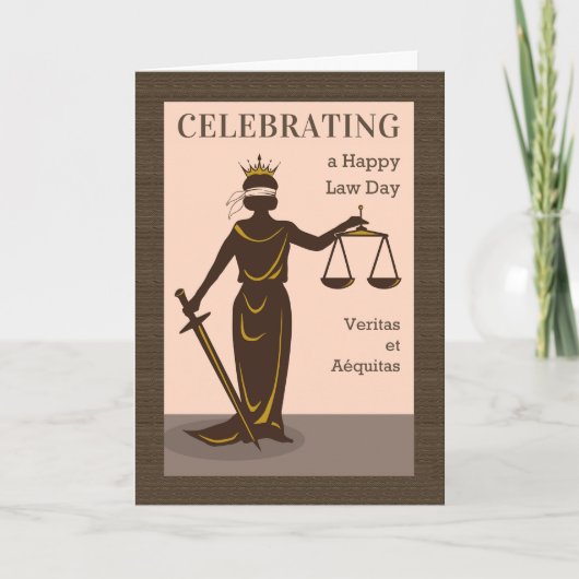 Happy Law Day feiert mit Lady Justice Karte (Vorderseite)