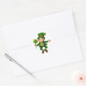 Happy Leprechaun und Kleeblatt Runder Aufkleber (Umschlag)