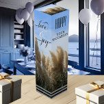 Happy Liebe Joy Pampas Grass Wine Gift Box<br><div class="desc">Weingeschenkbox mit schwindenden Pampasgras unter einem blauen Himmel mit einigen flauschigen weißen Wolken. Schön für jede Feier</div>