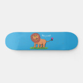 Happy Löwe mit Schmetterling-Cartoon-Abbildung Skateboard (Horizontal)