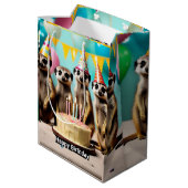 Happy Meerkat Birthday, Mittlere Geschenktüte (Rückseite Schrägansicht)