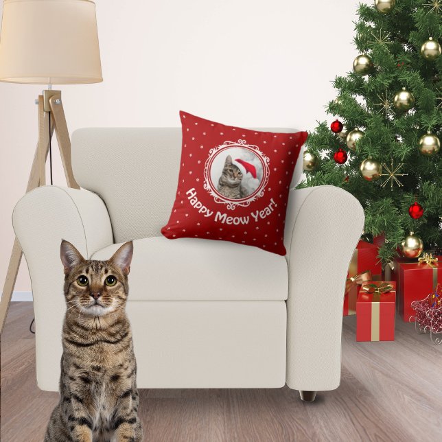 "Happy Meow Year!" Cat Lover Christmas Custom Kissen (Red Christmas pillow with a picture of your cat.)