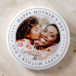 Happy Mother Day Classic Simple Foto Button<br><div class="desc">Dieses einfache und klassische Design besteht aus Serifentypografie und fügt ein benutzerdefiniertes Foto hinzu.</div>