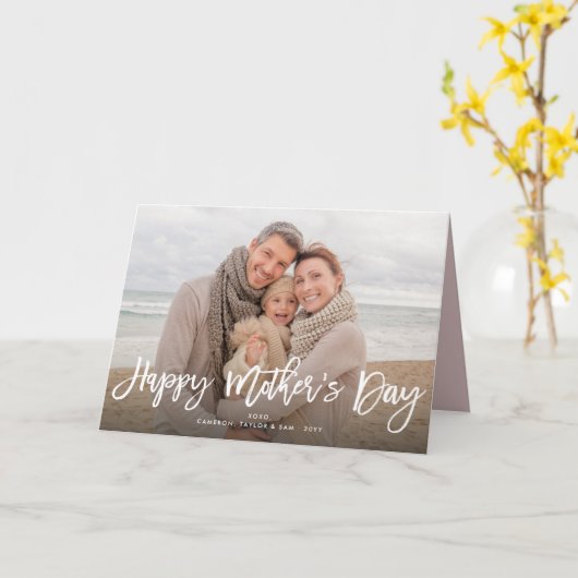 Happy Mother's Day White Brush Script Modern Foto Karte (Gelbe Blume)