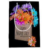 Happy Name Day Daisy Bouquet in Papiertüte Mittlere Geschenktüte (Vorderseite)