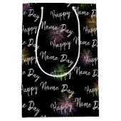 Happy Name Day Feuerwerk auf schwarz Mittlere Geschenktüte (Vorderseite)