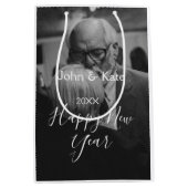 Happy new year couple photo name year black white  mittlere geschenktüte (Vorderseite)