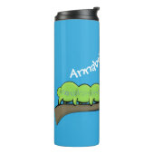 Happy niedlich Green Raupe Cartoon Illustration Thermosbecher (Nach links gedreht)