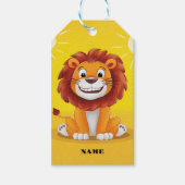 Happy niedlicher Löwe sitzt mit einem Lächeln auf  Geschenkanhänger (Vorderseite)