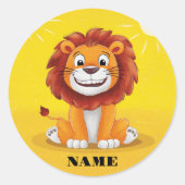 Happy niedlicher Löwe sitzt mit einem Lächeln auf Runder Aufkleber (Vorderseite)