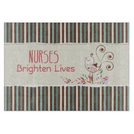 Happy Nurses Day, Niedlicher Vogel auf Streifen Schneidebrett