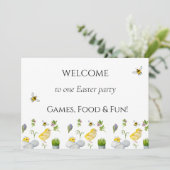 Happy Oaster chick und Frühlingsblumen Einladung (Stehend Vorderseite)