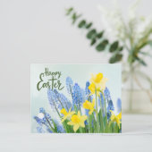 Happy Oaster Yellow Daffodils und Blue Blumen Postkarte (Stehend Vorderseite)