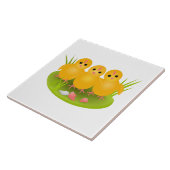 Happy Ostergelbe Küken auf grünem Gras Fliese (Seite)