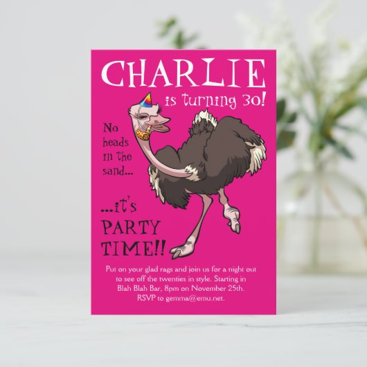 Happy Ostrich tanzen in Party Hat Cartoon Einladung (Stehend Vorderseite)