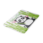 Happy Panda mit Bamboo & Cherry Blossom Badematte (Schrägansicht)