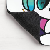 Happy Panda mit Kopfhörern, die Musik hören. Mousepad (Ecke)