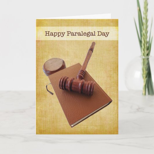 Happy Paralegal Day Gavel & Book on Brown Karte (Vorderseite)