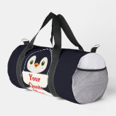 Happy penguin holding a sign to personalize duffle bag (Rechte Ecke)