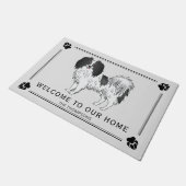 Happy Phalène Hund mit Schwarz benutzerdefiniertem Fußmatte (Schrägansicht)