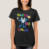 Happy Pi Day 2022 Funny Pi Holding a Pie T-Shirt (Vorderseite)