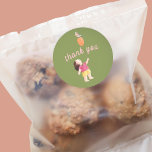 Happy Picnic Birthday Kids Girl Garden Vielen Dank Runder Aufkleber<br><div class="desc">Dieses lustige und niedliche Mädchen Geburtstag danke Ihnen Aufkleber zeigt ein fröhliches kleines Mädchen mit einem Ballon mit einem Vogel oben gekrönt halten. Halten Sie sich an Gastgeschenke, um etwas ganz Besonderes zu erleben und das Geschenkerlebnis zu steigern. In der Kollektion 'Bird on Balloon' sehen wir Kinder spielen, Drachenfliegen, Ballon,...</div>