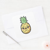 Happy Pineapple – Cute Kawaii Illustration Quadratischer Aufkleber (Umschlag)