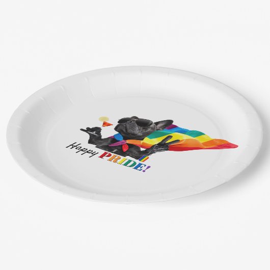 Happy Pride Party Hund in Regenbogen Cape Pappteller (Schrägansicht)