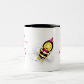Happy Quarantine Birthday with Happy Bee Zweifarbige Tasse (Mittel)