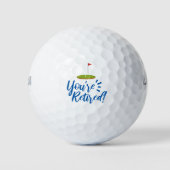 Happy Rente an Golfer, die Sie mit Fahne in Rente Golfball (Vorderseite)