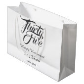 Happy retirement bold letter name year elegant sim große geschenktüte (Vorderseite Schrägansicht)