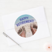 Happy Retirement lustiges Feet on Beach Runder Aufkleber (Umschlag)