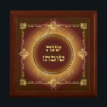 Happy Rosh HaShanah Shana Tova Vintage Dekoration Erinnerungskiste<br><div class="desc">Geschenkboxen für Happy Rosh HaShanah, jüdischer Neujahrsfeiertag. "Shana Tova!" - Frohes Neues Jahr! - hebräische Schrift mit goldfarbenem Vintagen Zierrahmen Dekorative Vintage Ornamente. Schönes Geschenk für den jüdischen Feiertag, Rosh Hashanah, Hochzeitstag, Geburtstag, Jahrestag, Bar Mitzvah, Sukkot, Jom Kippur, Hanukka, Chanukah, Purim, Pessach, Schawuot, Zeichnend, Kunst, Vintage Judaika - dekorative Geschenkboxen...</div>