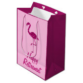 Happy Ruhestand funkelnd rosa Flamingo Custom text Mittlere Geschenktüte (Vorderseite Schrägansicht)